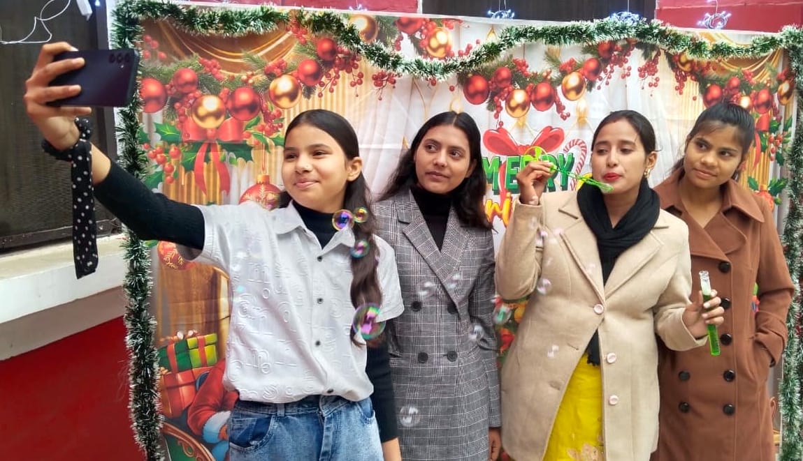 गोविंदगंज स्थित सेंट मेथोडिस्ट चर्च में केक काटते पादरी और मसीह समाज के लोग। संवाद गोविंदगंज स्थित सेंट मेथोडिस्ट चर्च में केक काटते पादरी और मसीह समाज के लोग। संवाद