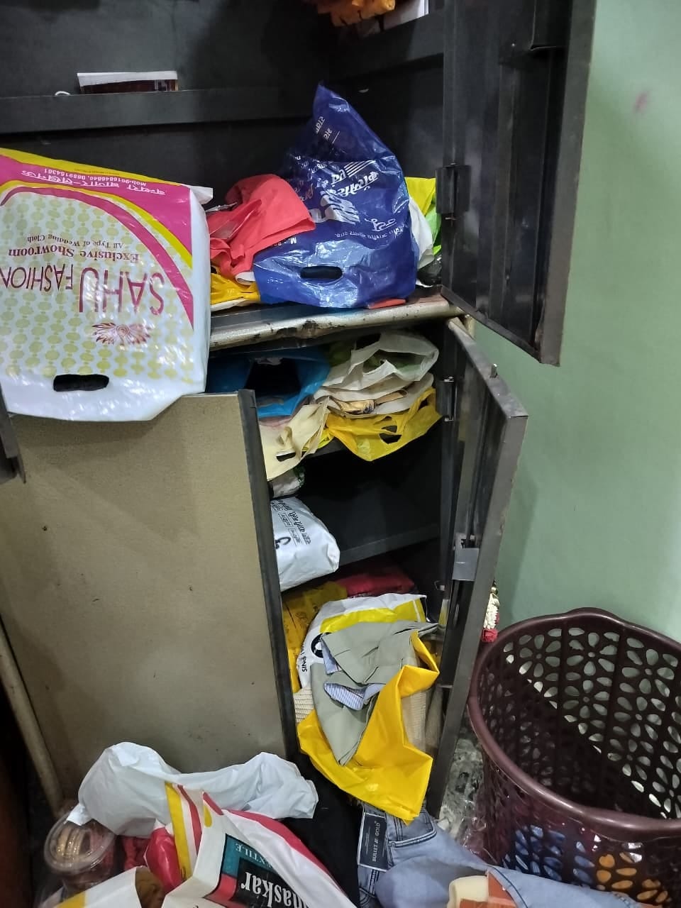 घर में बिखरा पड़ा सामान।