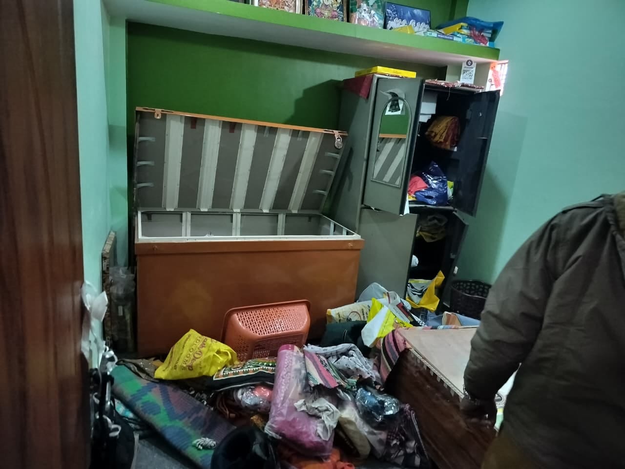 घर में बिखरा पड़ा सामान।