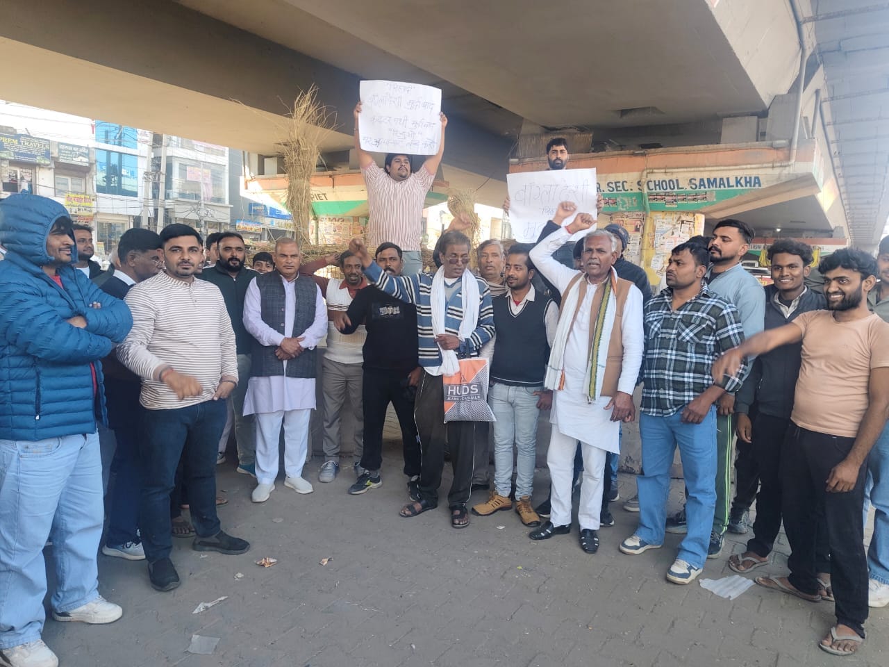 जीटी रोड पर बांग्लादेश का पुतला फूंकते संघके सदस्य। संवाद जीटी रोड पर बांग्लादेश का पुतला फूंकते संघके सदस्य। संवाद