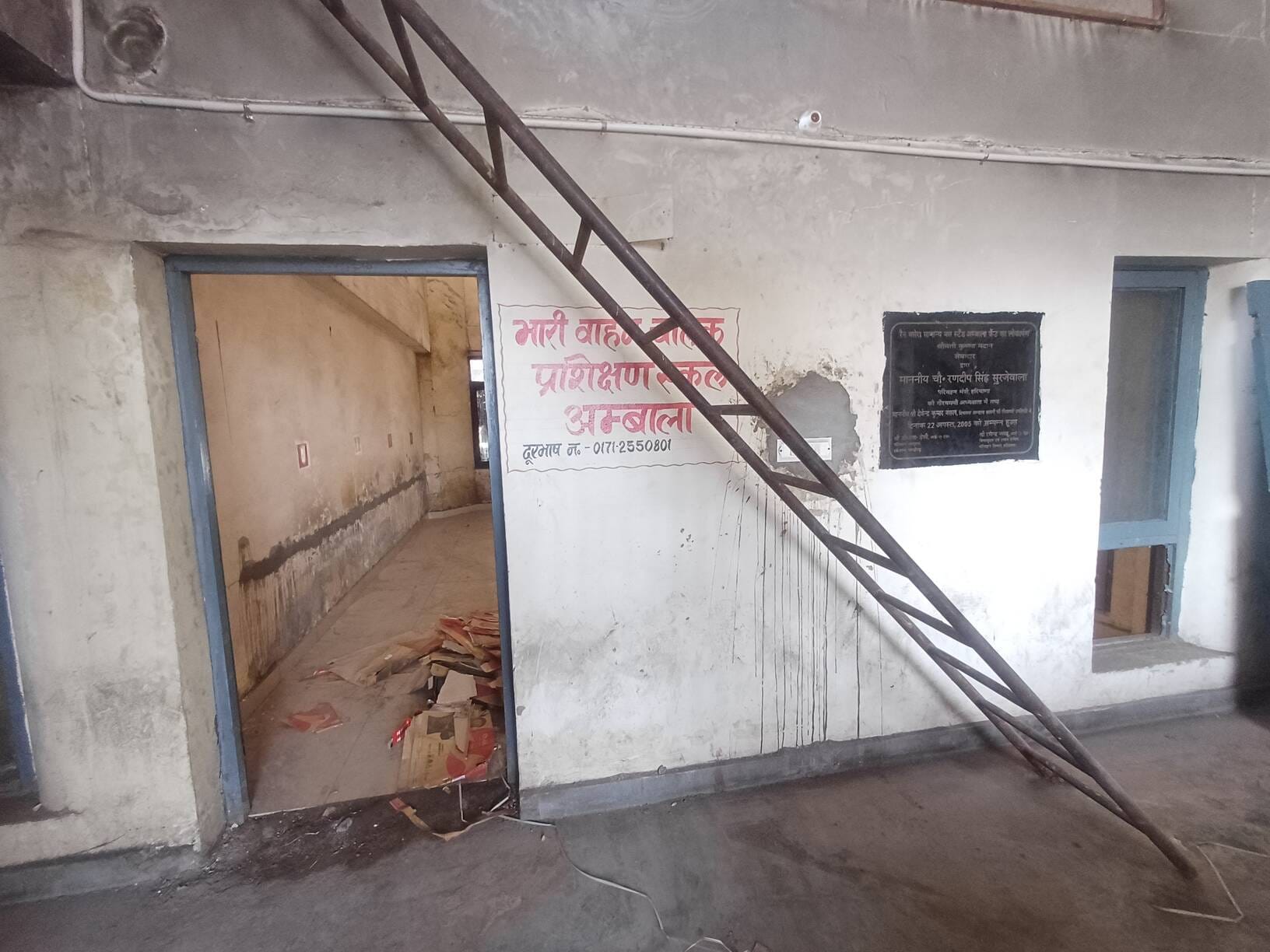 कडाके की ठंड में अंबाला छावनी बस स्टैंड परिसर में फर्श पर सो रहे यात्री। संवाद