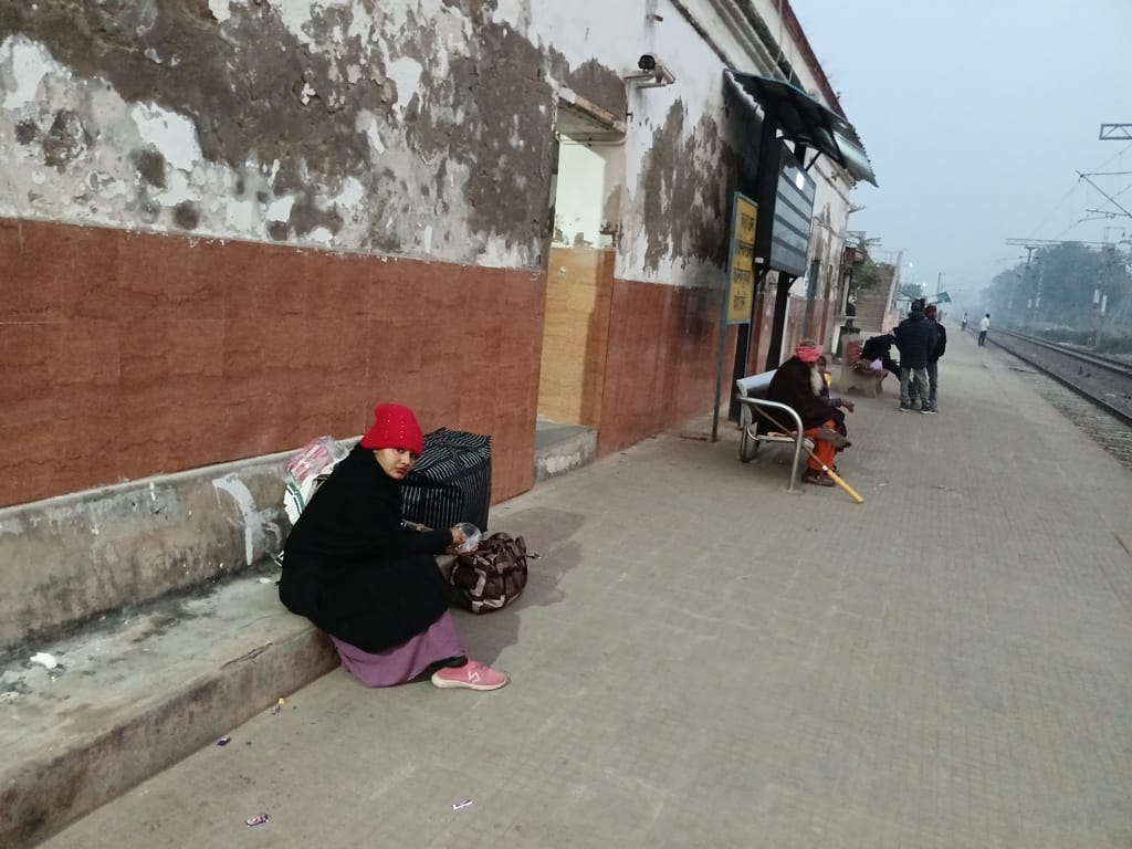 कोहरे में सड़क पर जाता बाइक सवार- संवाद कोहरे में सड़क पर जाता बाइक सवार- संवाद