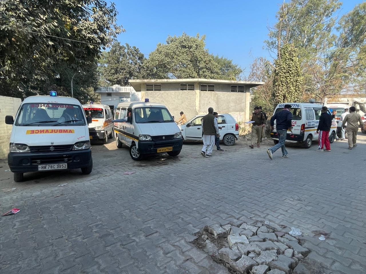 कुरुक्षेत्र। पोस्टमार्टम के बाद एंबुलेंस में शव रखते परिजन। संवाद कुरुक्षेत्र। पोस्टमार्टम के बाद एंबुलेंस में शव रखते परिजन। संवाद