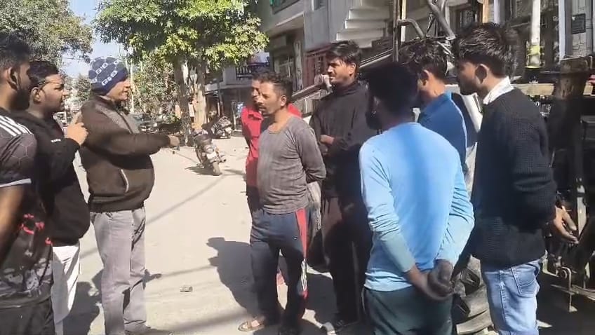 कर्मचारियों को कार्य को लेकर निर्देश देते बिजली अधिकारी। संवाद कर्मचारियों को कार्य को लेकर निर्देश देते बिजली अधिकारी। संवाद