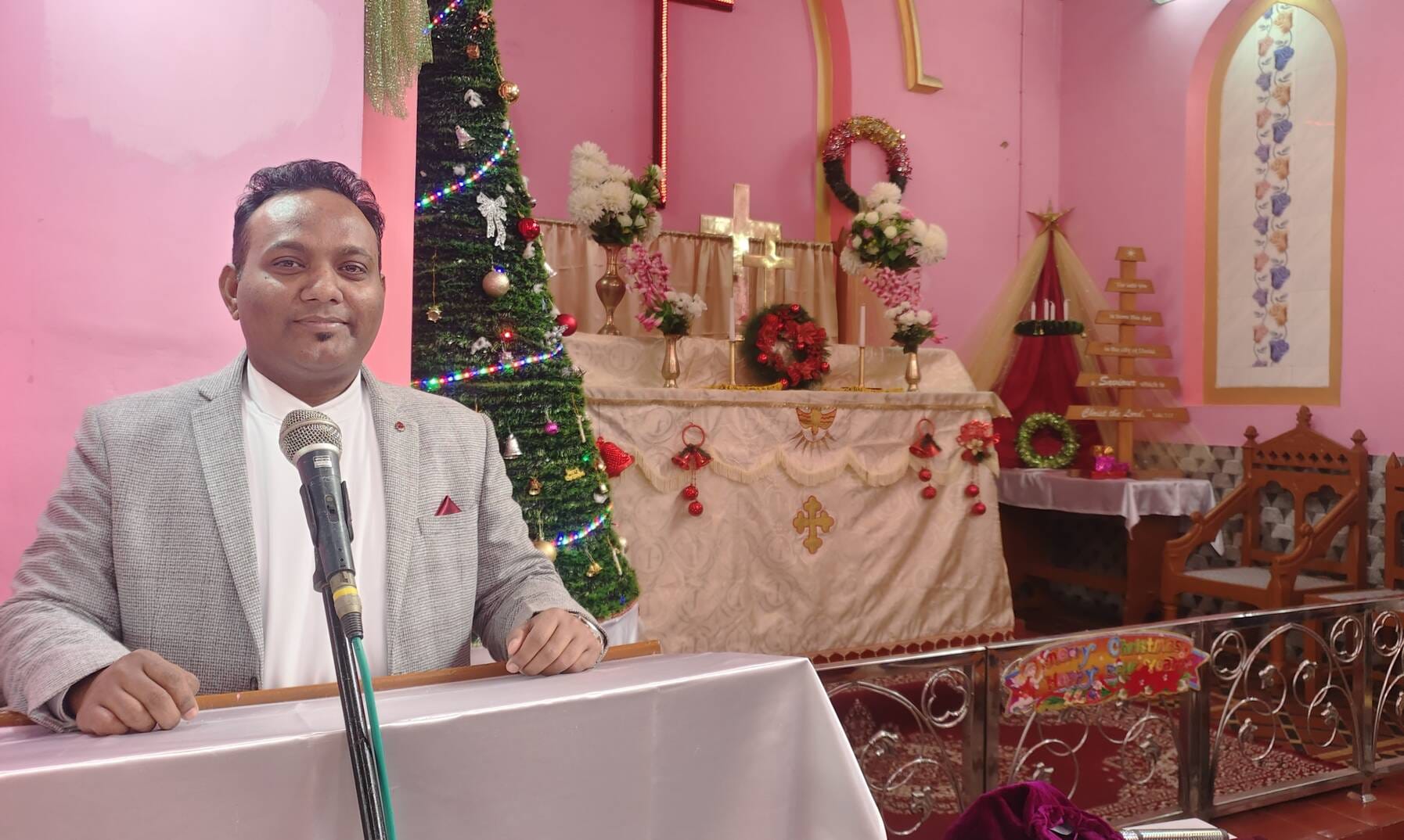 मैलानी के मैथोडिस्ट चर्च में प्रार्थना में शामिल लोग। संवाद मैलानी के मैथोडिस्ट चर्च में प्रार्थना में शामिल लोग। संवाद