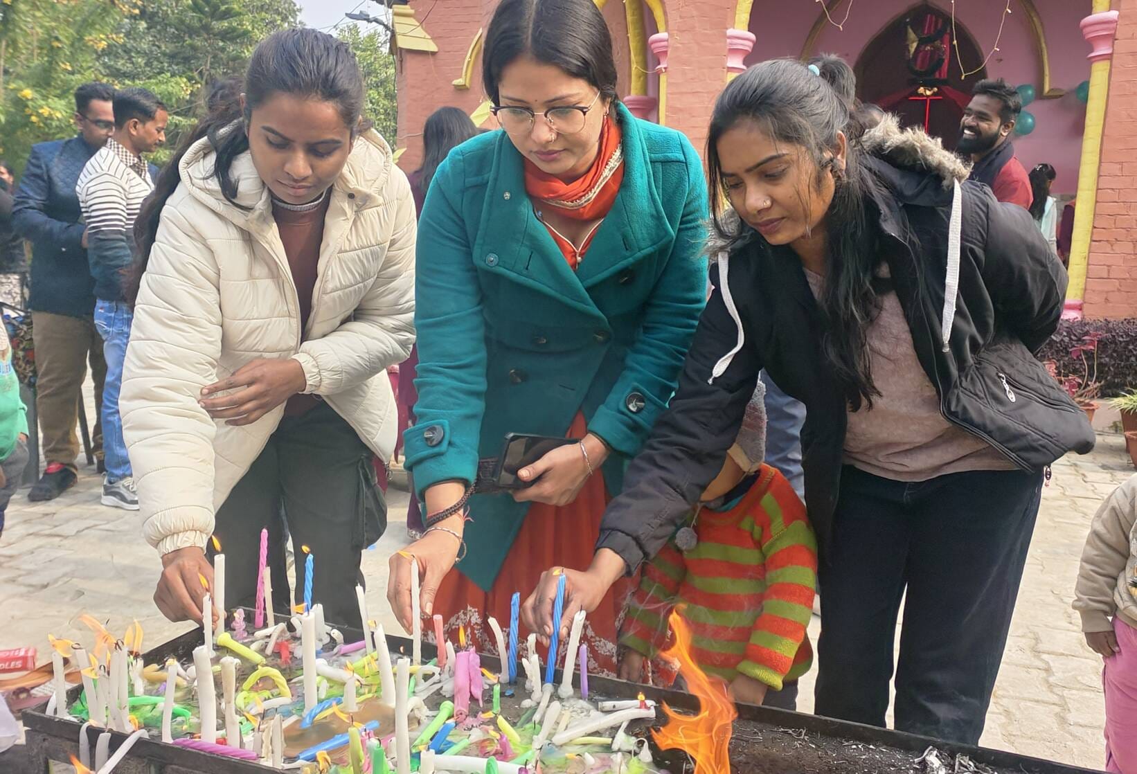 मैलानी के मैथोडिस्ट चर्च में प्रार्थना में शामिल लोग। संवाद मैलानी के मैथोडिस्ट चर्च में प्रार्थना में शामिल लोग। संवाद