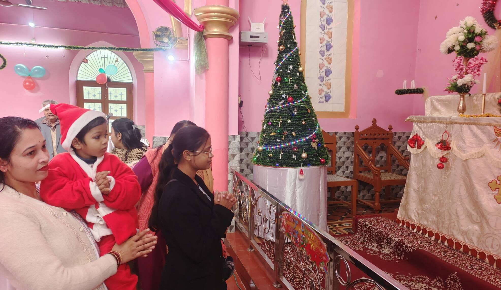 मैलानी के मैथोडिस्ट चर्च में प्रार्थना में शामिल लोग। संवाद मैलानी के मैथोडिस्ट चर्च में प्रार्थना में शामिल लोग। संवाद