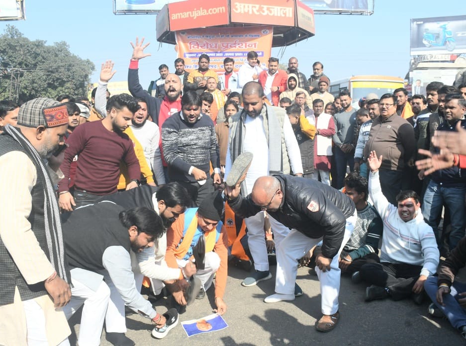 मेरठ..कंवलजीत..हिन्दू युवक की हत्या को लेकर बंगलादेश के खिलाफ बेगमपुल चौराहे पर प्रदर्शन करते व मेरठ..कंवलजीत..हिन्दू युवक की हत्या को लेकर बंगलादेश के खिलाफ बेगमपुल चौराहे पर प्रदर्शन करते व