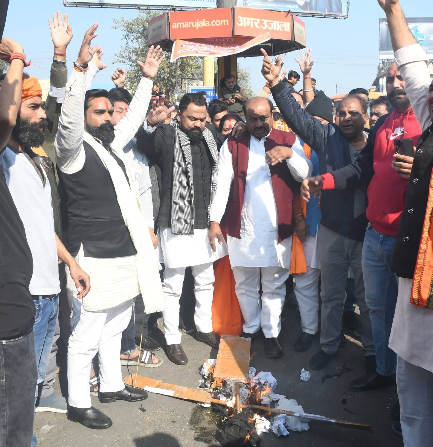 मेरठ..कंवलजीत..हिन्दू युवक की हत्या को लेकर बंगलादेश के खिलाफ बेगमपुल चौराहे पर प्रदर्शन करते व मेरठ..कंवलजीत..हिन्दू युवक की हत्या को लेकर बंगलादेश के खिलाफ बेगमपुल चौराहे पर प्रदर्शन करते व