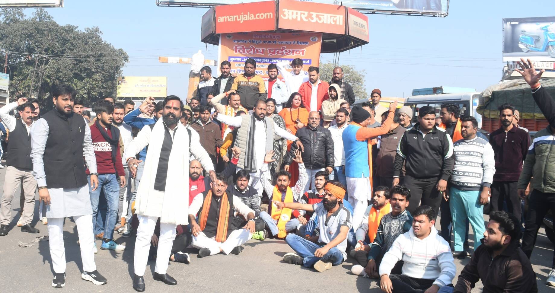 मेरठ..कंवलजीत..हिन्दू युवक की हत्या को लेकर बंगलादेश के खिलाफ बेगमपुल चौराहे पर प्रदर्शन करते व मेरठ..कंवलजीत..हिन्दू युवक की हत्या को लेकर बंगलादेश के खिलाफ बेगमपुल चौराहे पर प्रदर्शन करते व
