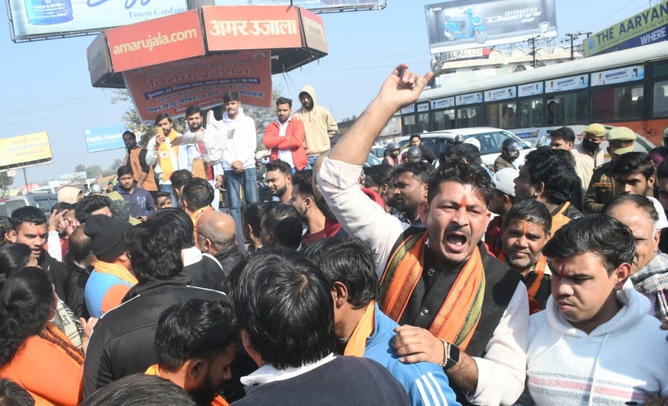 मेरठ..कंवलजीत..हिन्दू युवक की हत्या को लेकर बंगलादेश के खिलाफ बेगमपुल चौराहे पर प्रदर्शन करते व मेरठ..कंवलजीत..हिन्दू युवक की हत्या को लेकर बंगलादेश के खिलाफ बेगमपुल चौराहे पर प्रदर्शन करते व