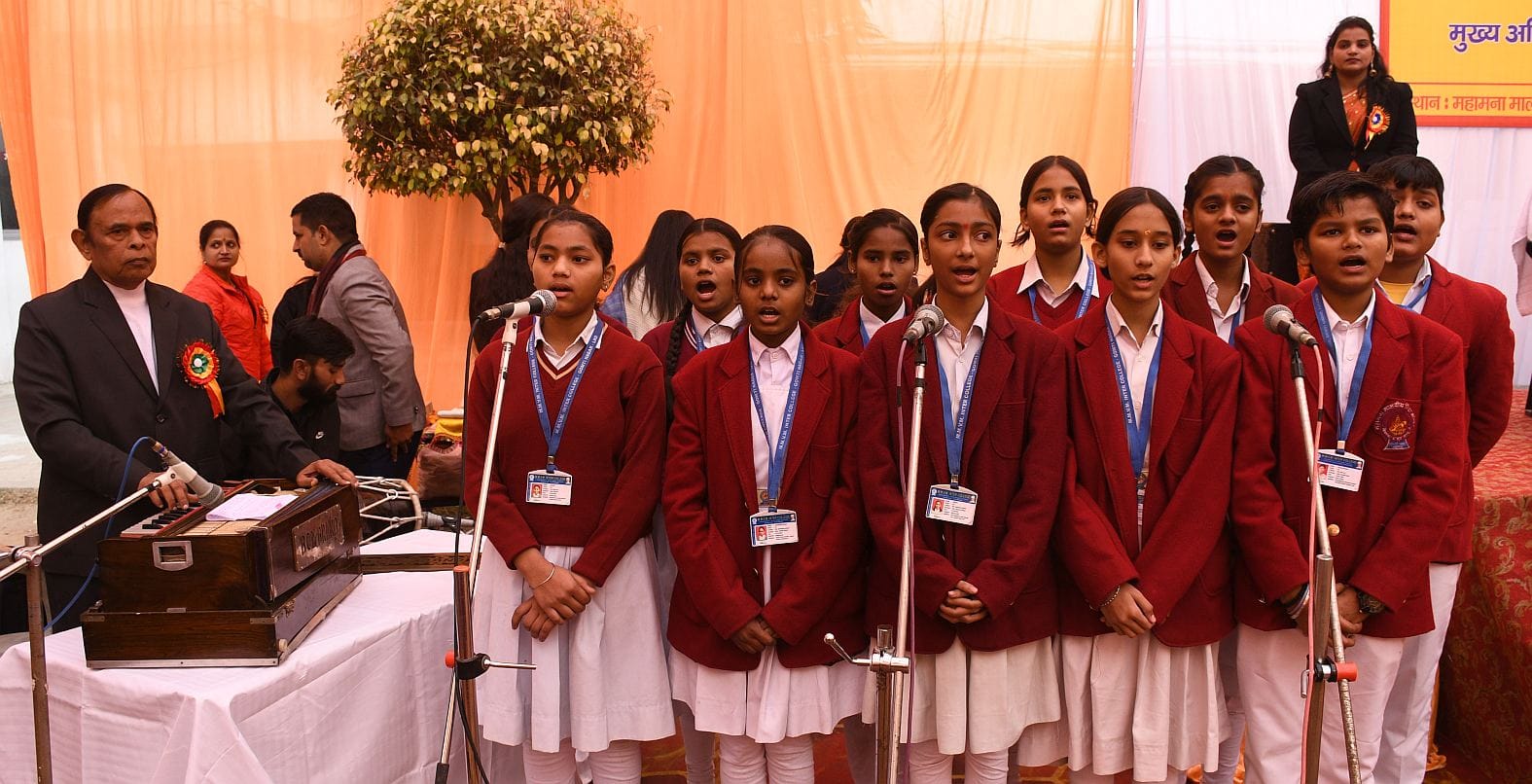 मदन मोहन मालवीय की 164वीं जयंती की पूर्व संध्या पर बुधवार को आयोजित समारोह में मुख्य अतिथि पुष्