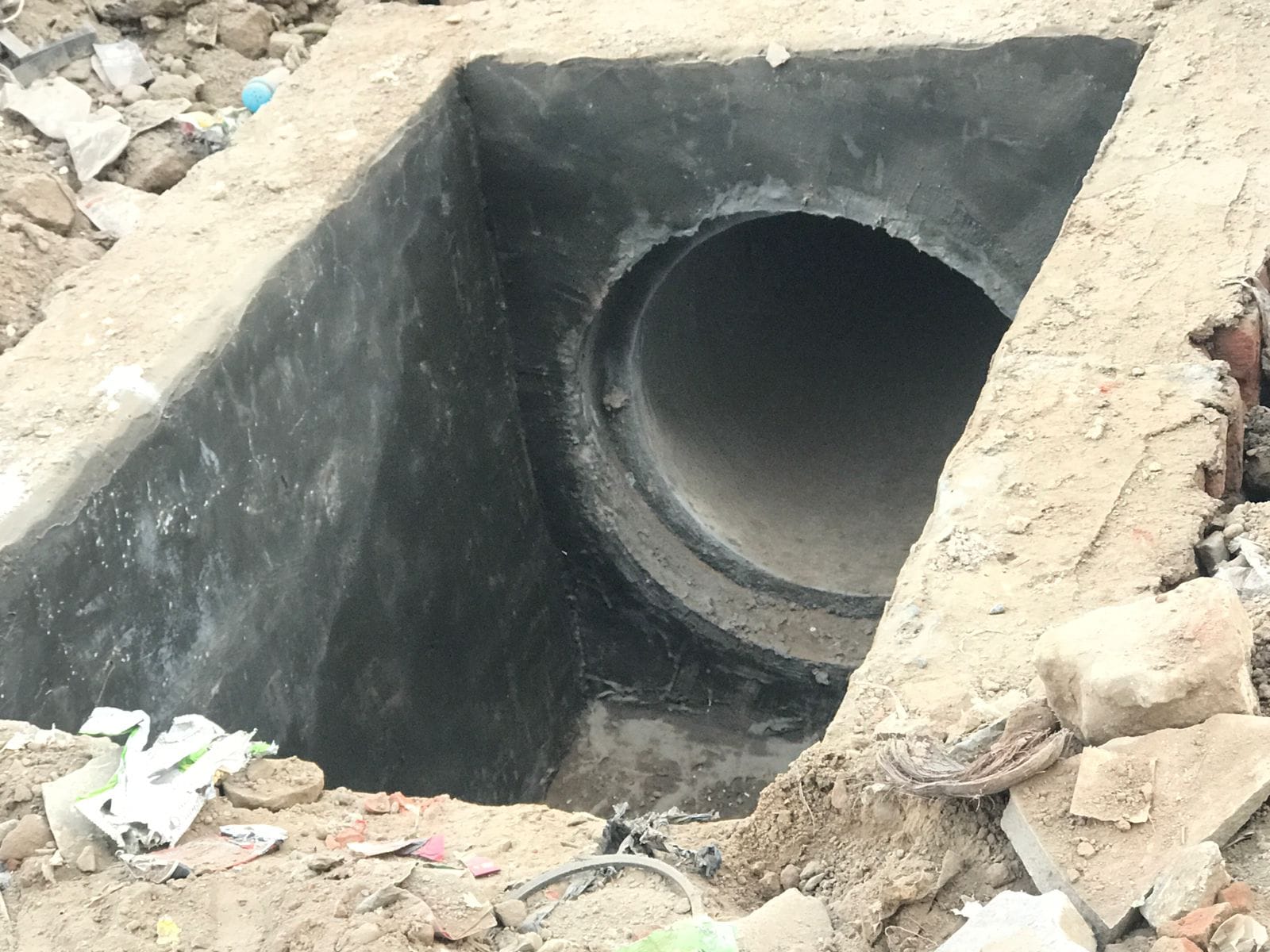 नया बाजार में बरसाती पानी की निकासी के लिए पाइपलाइन डालने का चल रहा काम संवाद