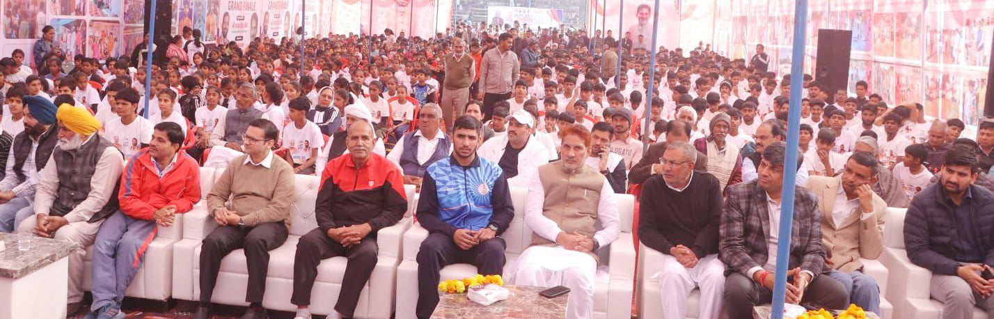 पीएम मोदी से बातचीत करके चर्चा में आए बॉक्सर नीरज अपने परिवार के साथ। स्त्रोत स्वयं