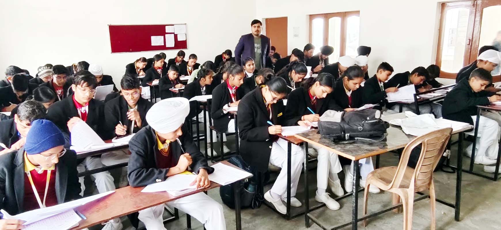 पुवायां के कैंब्रिज कॉन्वेंट स्कूल में अमर उजाला ओलंपियाड की परीक्षा देते बच्चे। संवाद