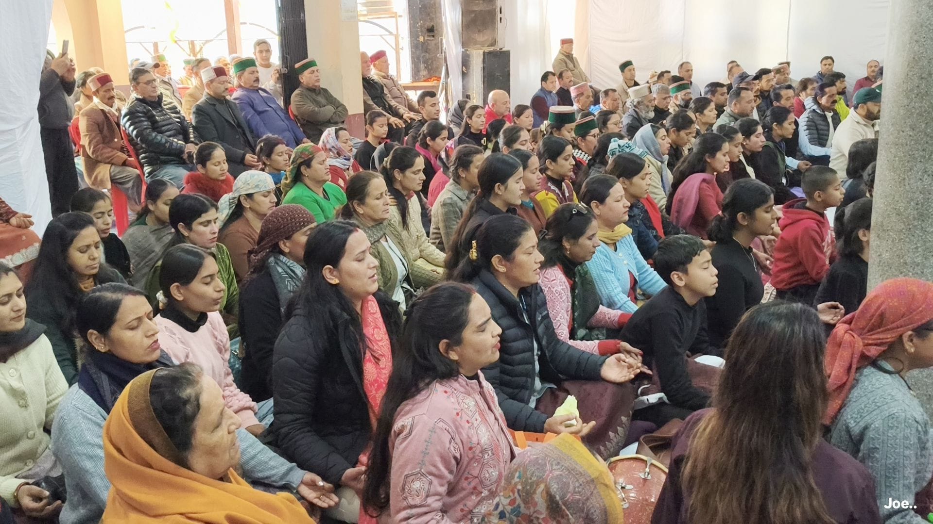 रामपुर में आयोजित हिंदू सम्मेलन में पारंपरिक नाटी लगाते लोग। संवाद