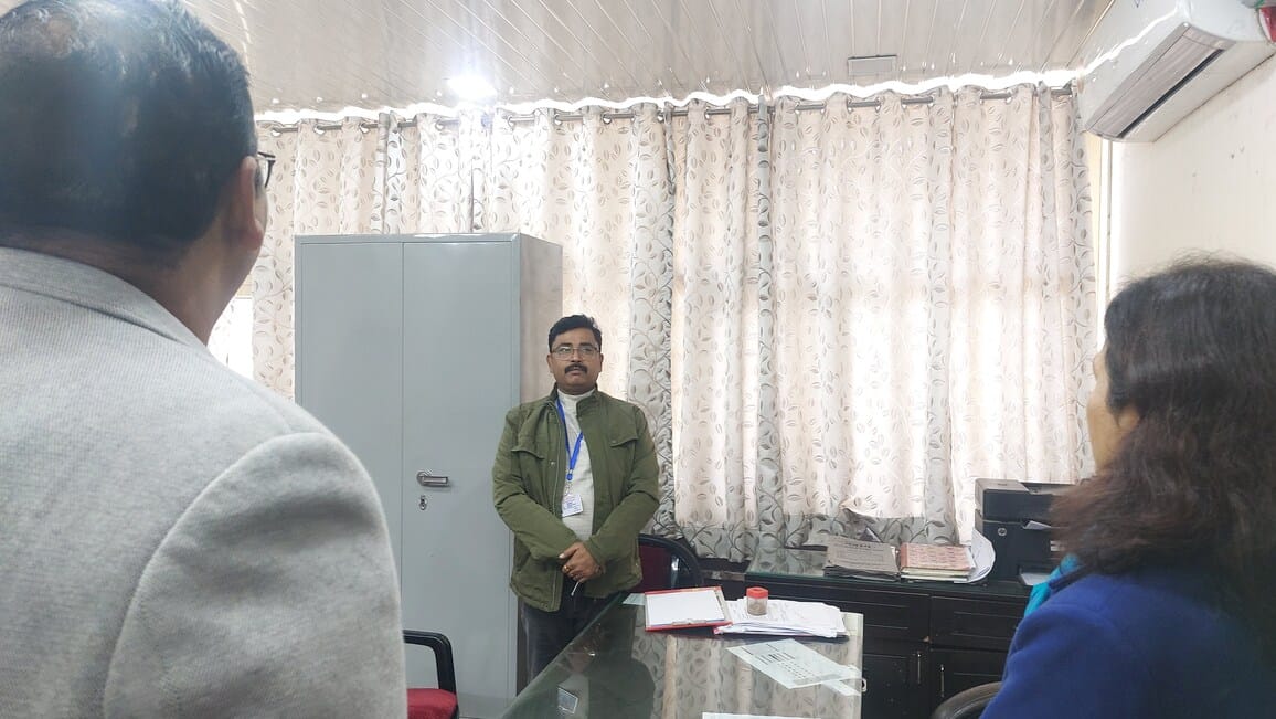 संभागीय परिवहन कार्यालय में निरीक्षण करने आई उप परिवहन आयुक्त विदिशा सिंह। इस दौरान खाली पड़ा क