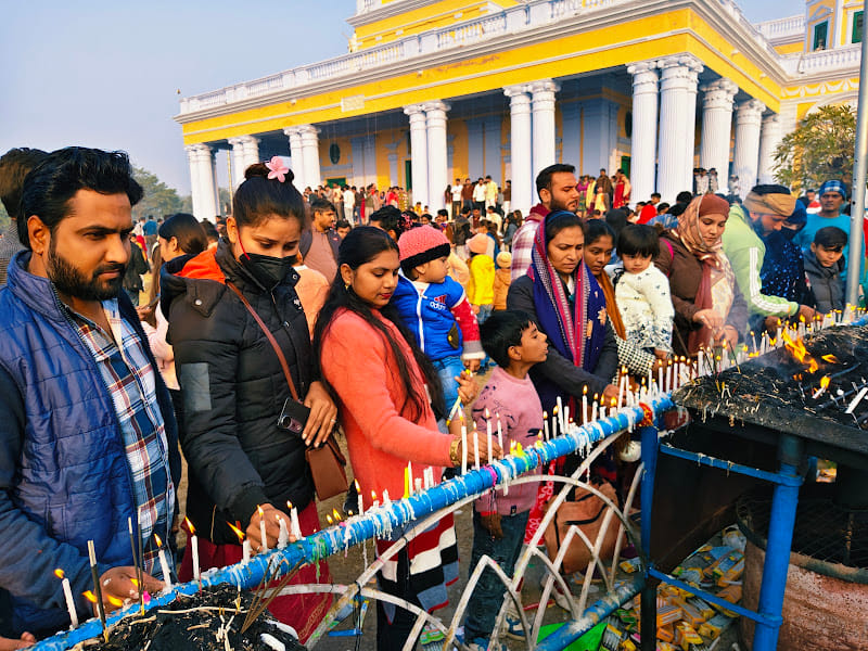 सरधना। ऐतिहासिक रोमन कैथोलिक चर्च में क्रिसमस के मौके पर प्रार्थना में शामिल श्रद्धालु। संवाद सरधना। ऐतिहासिक रोमन कैथोलिक चर्च में क्रिसमस के मौके पर प्रार्थना में शामिल श्रद्धालु। संवाद