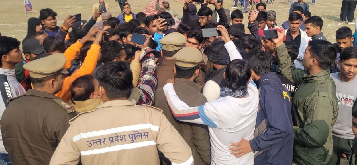 सांसद खेलकूद स्पर्धा में विजेता खिलाड़ियों को सम्मानित करते राज्य सभा सांसद नवीन जैन व अन्य। सं