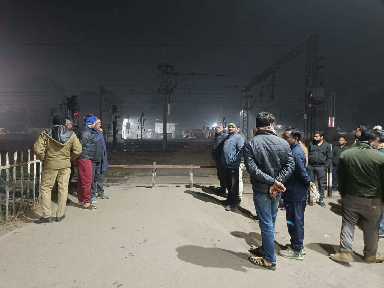 सेठपाल के रिश्तेदार अशर्फीलाल से पोस्टमॉर्टम हाउस में जानकारी लेती पुलिस। संवाद सेठपाल के रिश्तेदार अशर्फीलाल से पोस्टमॉर्टम हाउस में जानकारी लेती पुलिस। संवाद