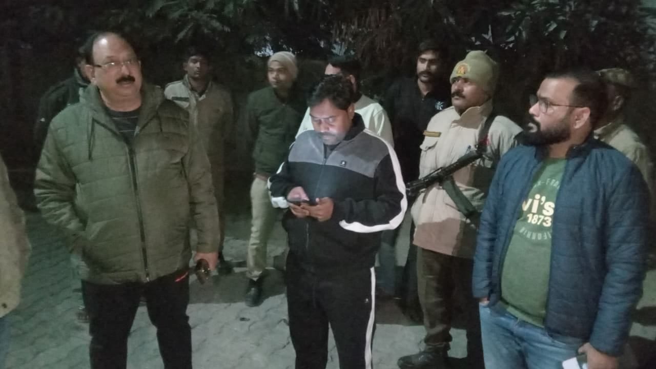 सेठपाल के रिश्तेदार अशर्फीलाल से पोस्टमॉर्टम हाउस में जानकारी लेती पुलिस। संवाद सेठपाल के रिश्तेदार अशर्फीलाल से पोस्टमॉर्टम हाउस में जानकारी लेती पुलिस। संवाद