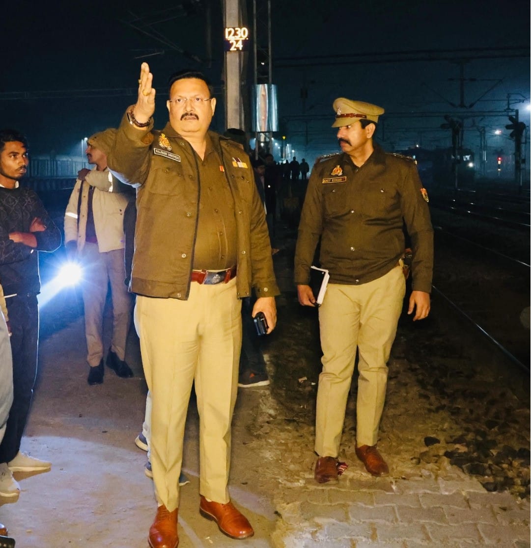 शाहजहांपुर के रोजा में हादसे के बाद स्टेशन के प्लेटफार्म पर रोते-बिलखते परिजन। संवाद