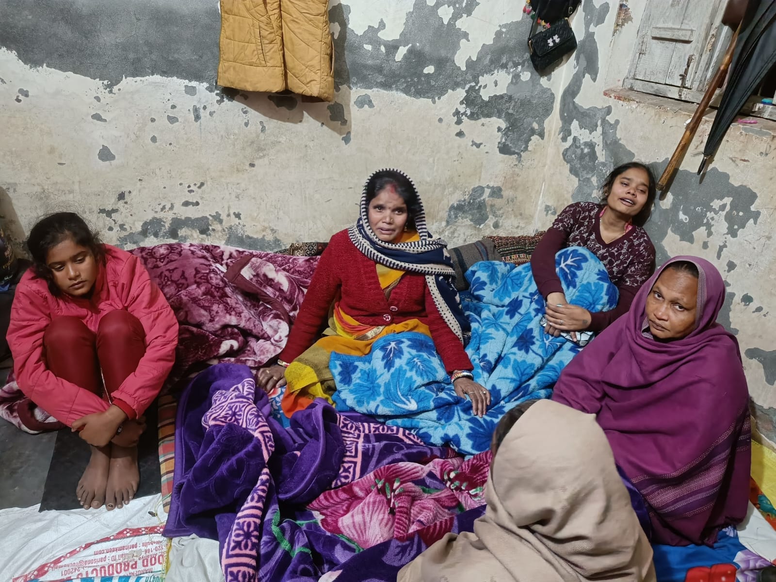 शाहजहांपुर के रोजा में हादसे के बाद स्टेशन के प्लेटफार्म पर रोते-बिलखते परिजन। संवाद
