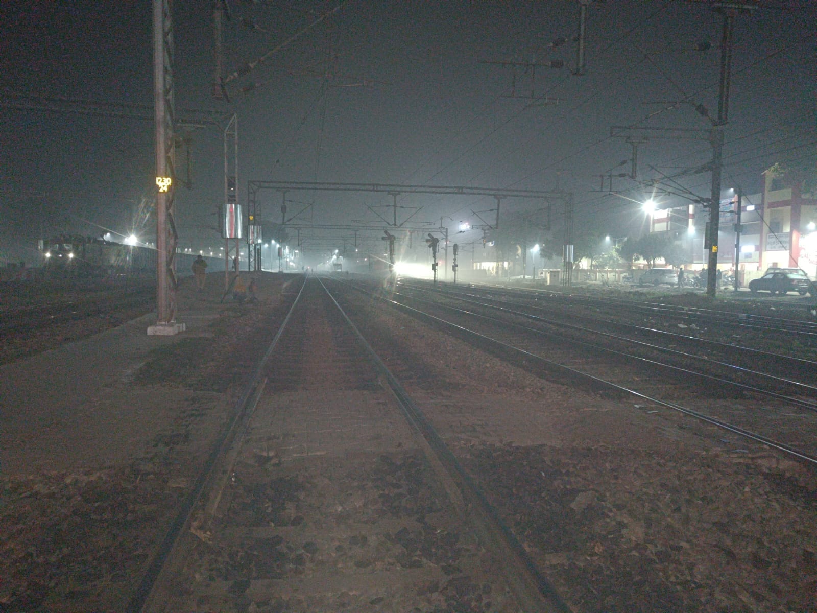 शाहजहांपुर के रोजा में हादसे के बाद स्टेशन के प्लेटफार्म पर रोते-बिलखते परिजन। संवाद