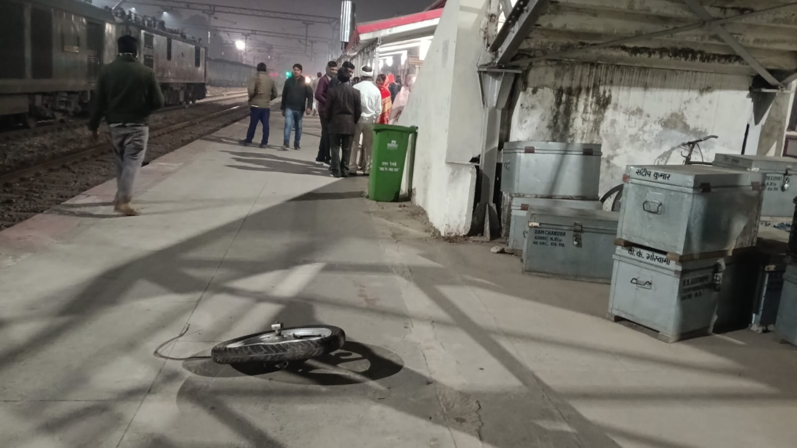 शाहजहांपुर के रोजा में हादसे के बाद स्टेशन के प्लेटफार्म पर रोते-बिलखते परिजन। संवाद