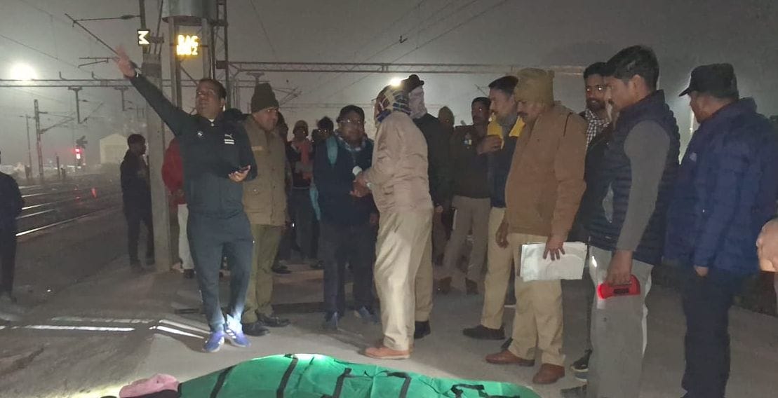 शाहजहांपुर के रोजा में हादसे के बाद स्टेशन के प्लेटफार्म पर रोते-बिलखते परिजन। संवाद