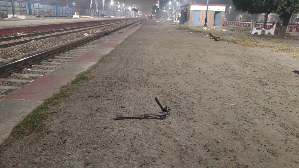 शाहजहांपुर के रोजा में हादसे के बाद स्टेशन के प्लेटफार्म पर रोते-बिलखते परिजन। संवाद
