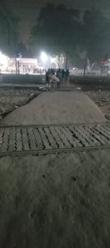 शाहजहांपुर के रोजा में हादसे के बाद स्टेशन के प्लेटफार्म पर रोते-बिलखते परिजन। संवाद
