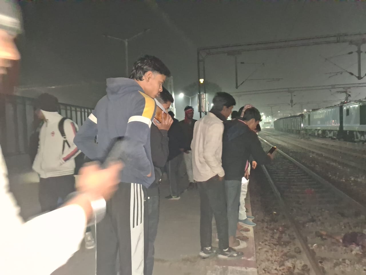 शाहजहांपुर के रोजा में हादसे के बाद स्टेशन के प्लेटफार्म पर रोते-बिलखते परिजन। संवाद