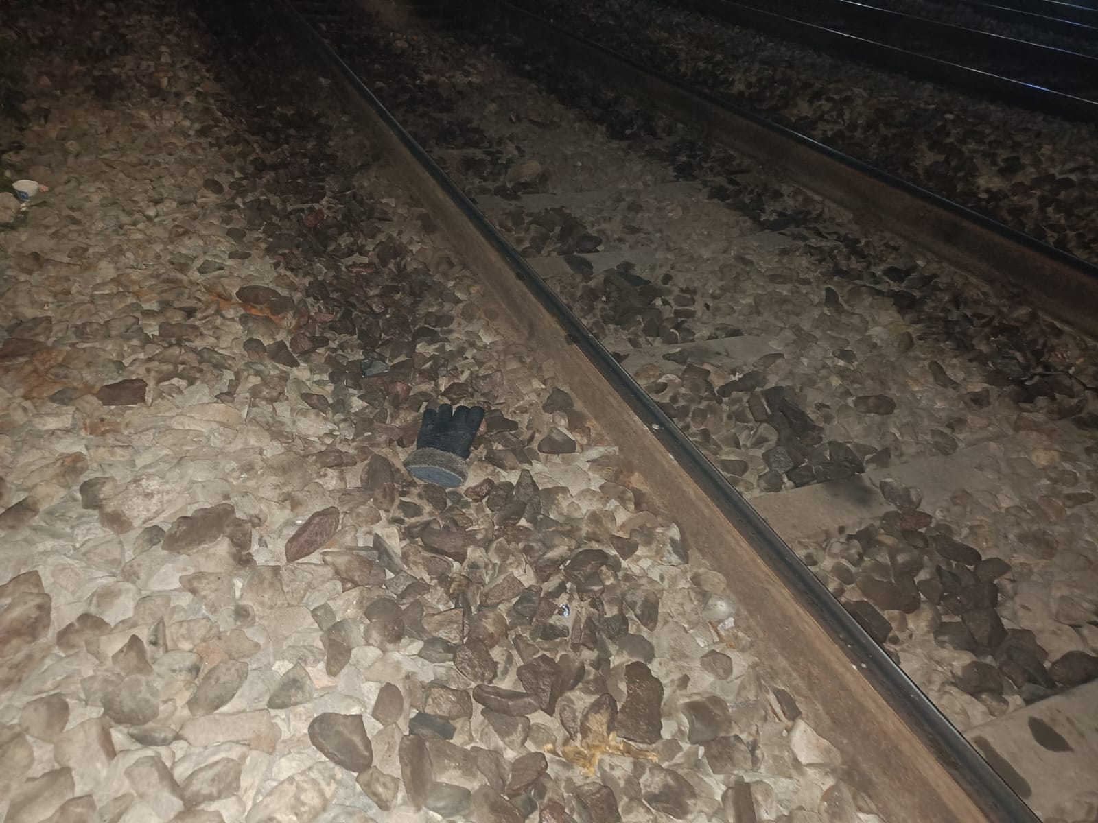 शाहजहांपुर के रोजा में हादसे के बाद स्टेशन के प्लेटफार्म पर रोते-बिलखते परिजन। संवाद