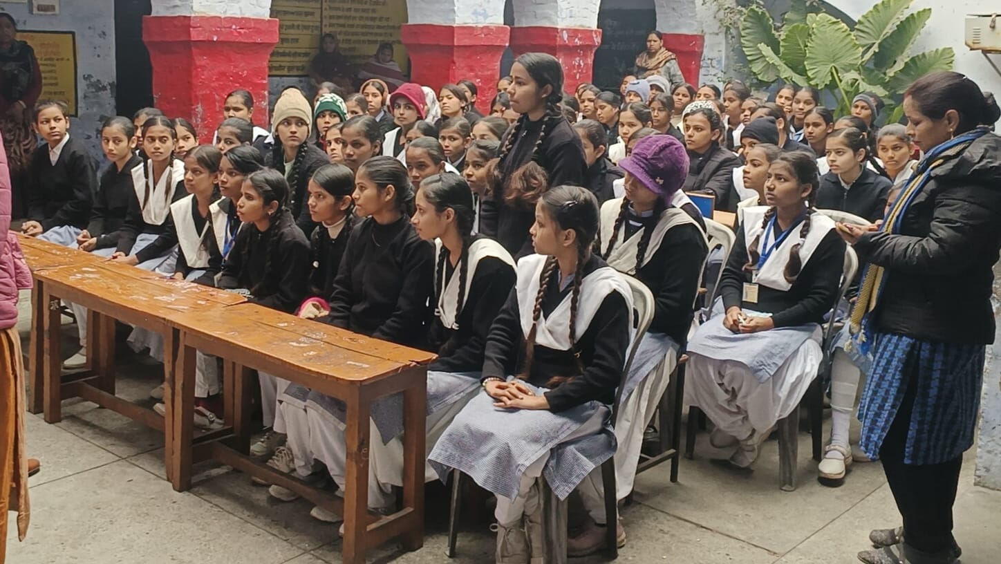 शहर के आर्य कन्या इंटर कॉलेज में आयोजित पुलिस की पाठशाला कार्यक्रम में छात्राओं को जानकारी देती शहर के आर्य कन्या इंटर कॉलेज में आयोजित पुलिस की पाठशाला कार्यक्रम में छात्राओं को जानकारी देती