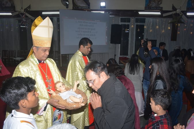 यीशु के बुधवार आधी रात को जन्म लेने के साथ हजरतगंज के कैथेड्रल में मनाया गया जश्न। यीशु के बुधवार आधी रात को जन्म लेने के साथ हजरतगंज के कैथेड्रल में मनाया गया जश्न।