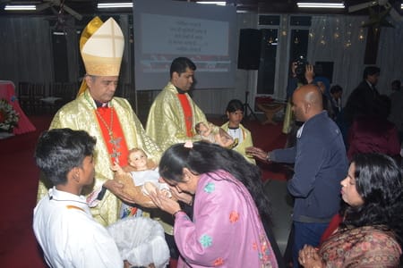 यीशु के बुधवार आधी रात को जन्म लेने के साथ हजरतगंज के कैथेड्रल में मनाया गया जश्न। यीशु के बुधवार आधी रात को जन्म लेने के साथ हजरतगंज के कैथेड्रल में मनाया गया जश्न।