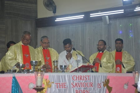 यीशु के बुधवार आधी रात को जन्म लेने के साथ हजरतगंज के कैथेड्रल में मनाया गया जश्न। यीशु के बुधवार आधी रात को जन्म लेने के साथ हजरतगंज के कैथेड्रल में मनाया गया जश्न।