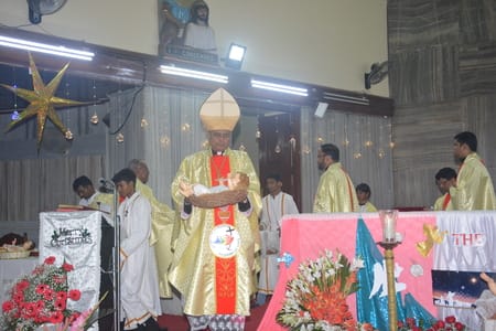 यीशु के बुधवार आधी रात को जन्म लेने के साथ हजरतगंज के कैथेड्रल में मनाया गया जश्न। यीशु के बुधवार आधी रात को जन्म लेने के साथ हजरतगंज के कैथेड्रल में मनाया गया जश्न।