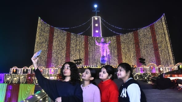 यीशु के बुधवार आधी रात को जन्म लेने के साथ हजरतगंज के कैथेड्रल में मनाया गया जश्न। यीशु के बुधवार आधी रात को जन्म लेने के साथ हजरतगंज के कैथेड्रल में मनाया गया जश्न।