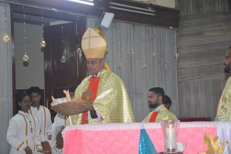 यीशु के बुधवार आधी रात को जन्म लेने के साथ हजरतगंज के कैथेड्रल में मनाया गया जश्न। यीशु के बुधवार आधी रात को जन्म लेने के साथ हजरतगंज के कैथेड्रल में मनाया गया जश्न।