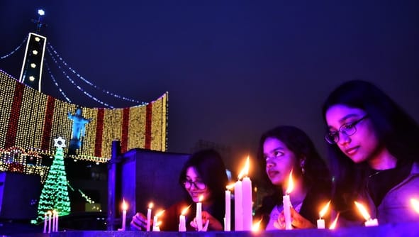 यीशु के बुधवार आधी रात को जन्म लेने के साथ हजरतगंज के कैथेड्रल में मनाया गया जश्न। यीशु के बुधवार आधी रात को जन्म लेने के साथ हजरतगंज के कैथेड्रल में मनाया गया जश्न।