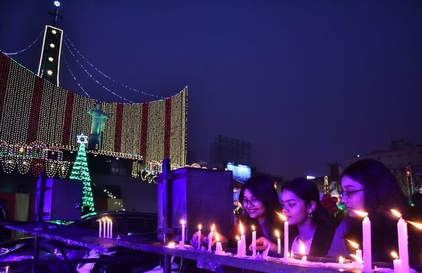 यीशु के बुधवार आधी रात को जन्म लेने के साथ हजरतगंज के कैथेड्रल में मनाया गया जश्न। यीशु के बुधवार आधी रात को जन्म लेने के साथ हजरतगंज के कैथेड्रल में मनाया गया जश्न।