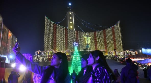 यीशु के बुधवार आधी रात को जन्म लेने के साथ हजरतगंज के कैथेड्रल में मनाया गया जश्न। यीशु के बुधवार आधी रात को जन्म लेने के साथ हजरतगंज के कैथेड्रल में मनाया गया जश्न।