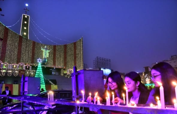 यीशु के बुधवार आधी रात को जन्म लेने के साथ हजरतगंज के कैथेड्रल में मनाया गया जश्न। यीशु के बुधवार आधी रात को जन्म लेने के साथ हजरतगंज के कैथेड्रल में मनाया गया जश्न।