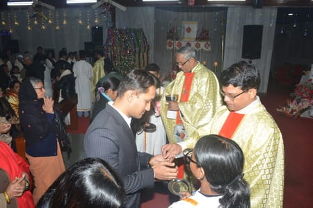 यीशु के बुधवार आधी रात को जन्म लेने के साथ हजरतगंज के कैथेड्रल में मनाया गया जश्न। यीशु के बुधवार आधी रात को जन्म लेने के साथ हजरतगंज के कैथेड्रल में मनाया गया जश्न।