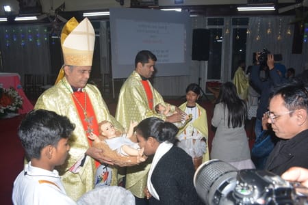 यीशु के बुधवार आधी रात को जन्म लेने के साथ हजरतगंज के कैथेड्रल में मनाया गया जश्न। यीशु के बुधवार आधी रात को जन्म लेने के साथ हजरतगंज के कैथेड्रल में मनाया गया जश्न।