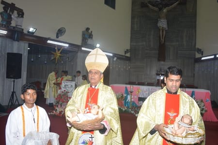 यीशु के बुधवार आधी रात को जन्म लेने के साथ हजरतगंज के कैथेड्रल में मनाया गया जश्न। यीशु के बुधवार आधी रात को जन्म लेने के साथ हजरतगंज के कैथेड्रल में मनाया गया जश्न।
