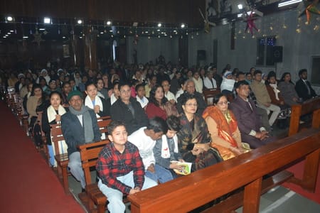 यीशु के बुधवार आधी रात को जन्म लेने के साथ हजरतगंज के कैथेड्रल में मनाया गया जश्न। यीशु के बुधवार आधी रात को जन्म लेने के साथ हजरतगंज के कैथेड्रल में मनाया गया जश्न।