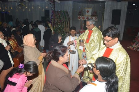 यीशु के बुधवार आधी रात को जन्म लेने के साथ हजरतगंज के कैथेड्रल में मनाया गया जश्न। यीशु के बुधवार आधी रात को जन्म लेने के साथ हजरतगंज के कैथेड्रल में मनाया गया जश्न।